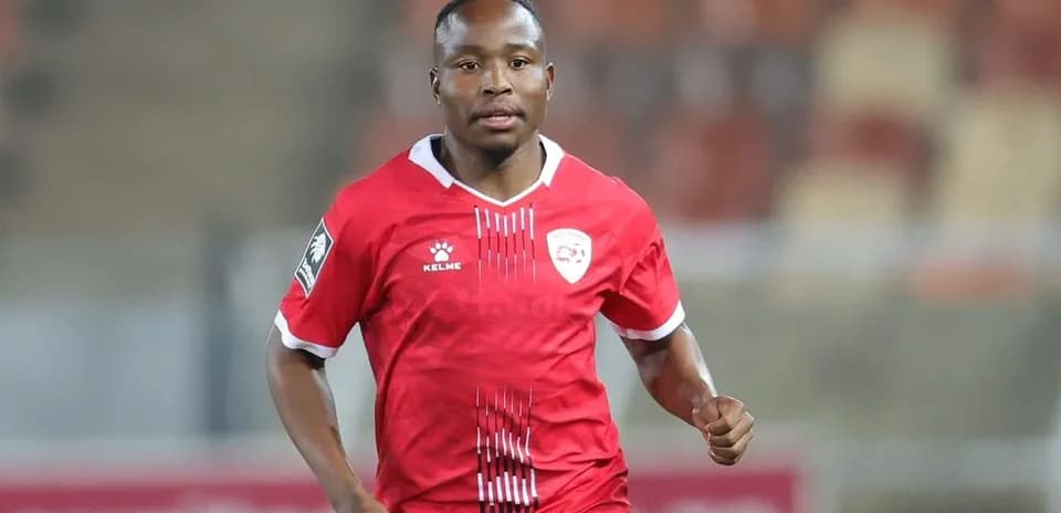 Jugador corriendo con uniforme rojo en el campo