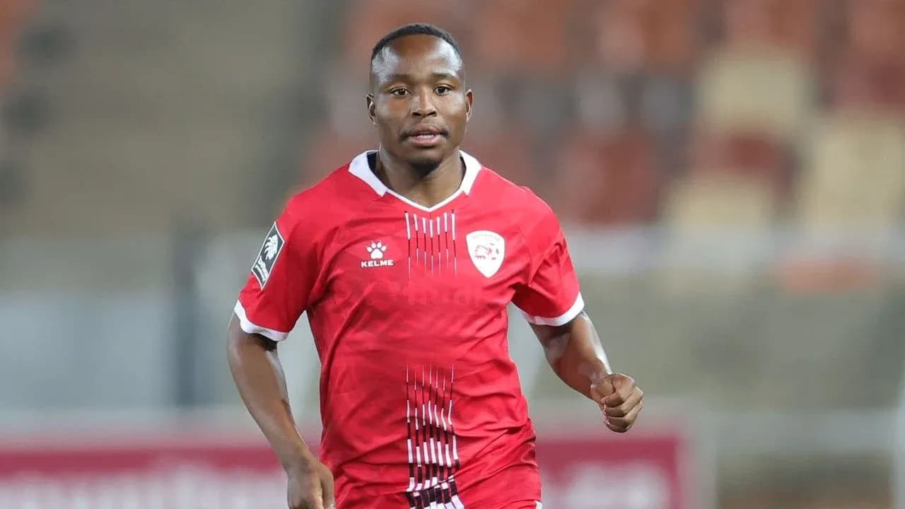 Jugador corriendo con uniforme rojo en el campo