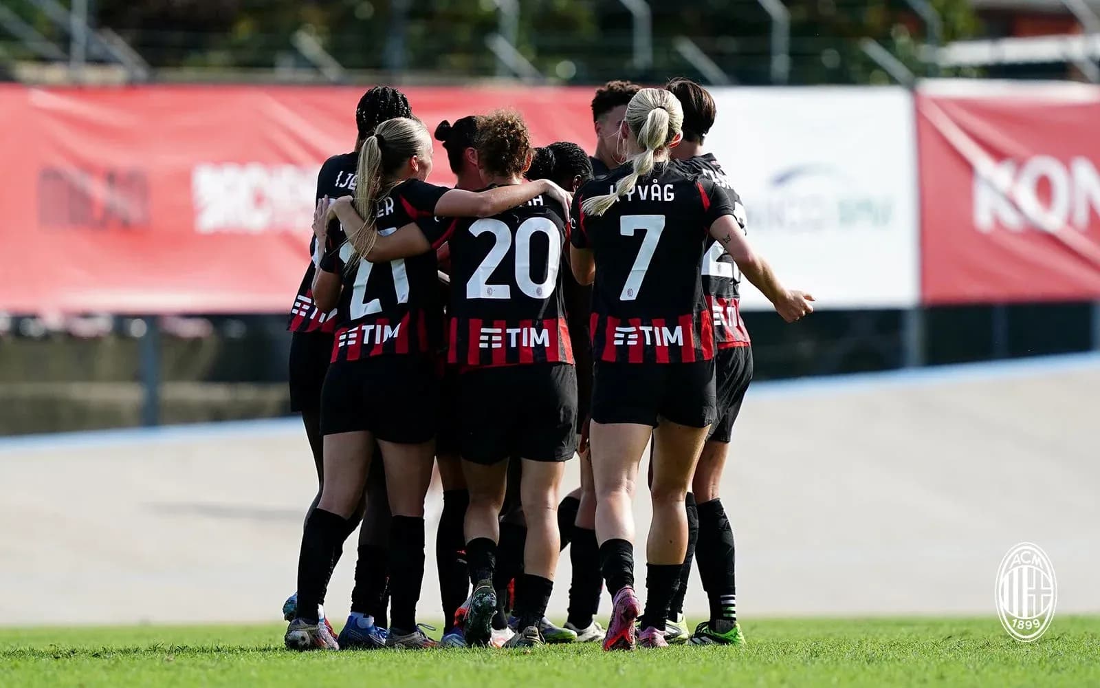 Jugadoras de AC Milan W celebrando un gol