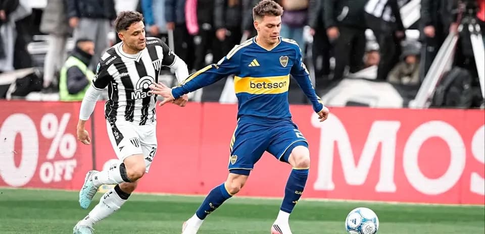Jugador de Boca Juniors avanzando con el balón