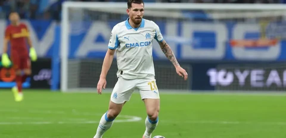 Jugador de Olympique de Marsella controlando el balón
