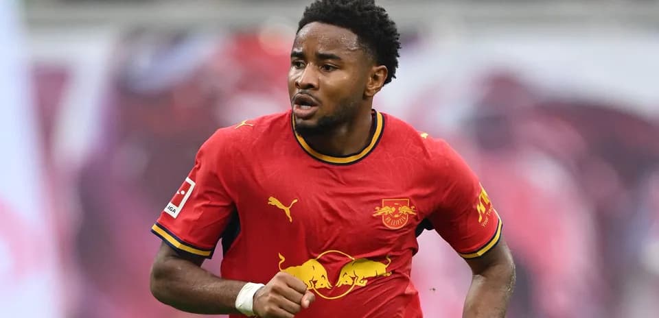 Jugador corriendo en partido con camiseta roja