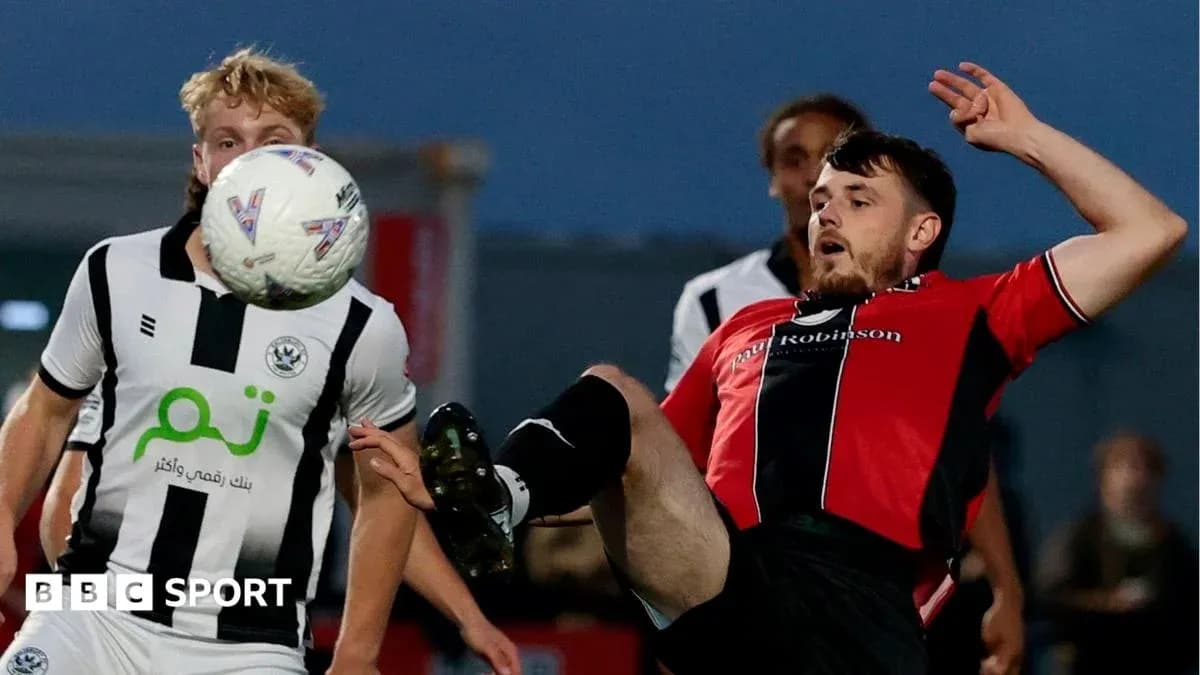 Jugador en acción tratando de controlar el balón