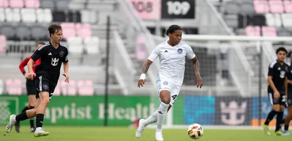 Jugadores de Inter Miami II y NYCFC II en acción