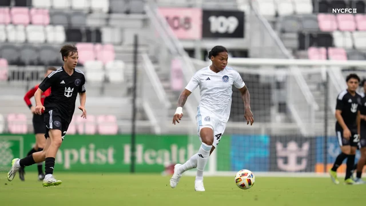 Jugadores de Inter Miami II y NYCFC II en acción