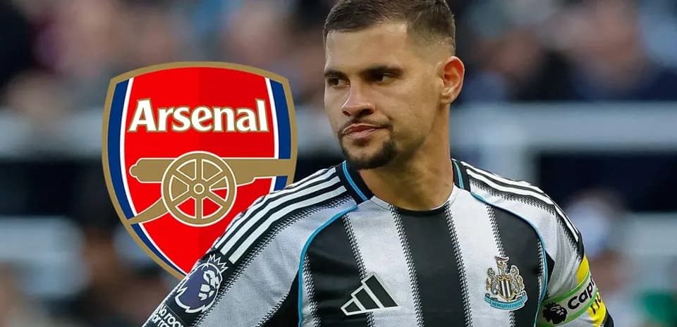 Jugador de Newcastle con camiseta a rayas en primer plano