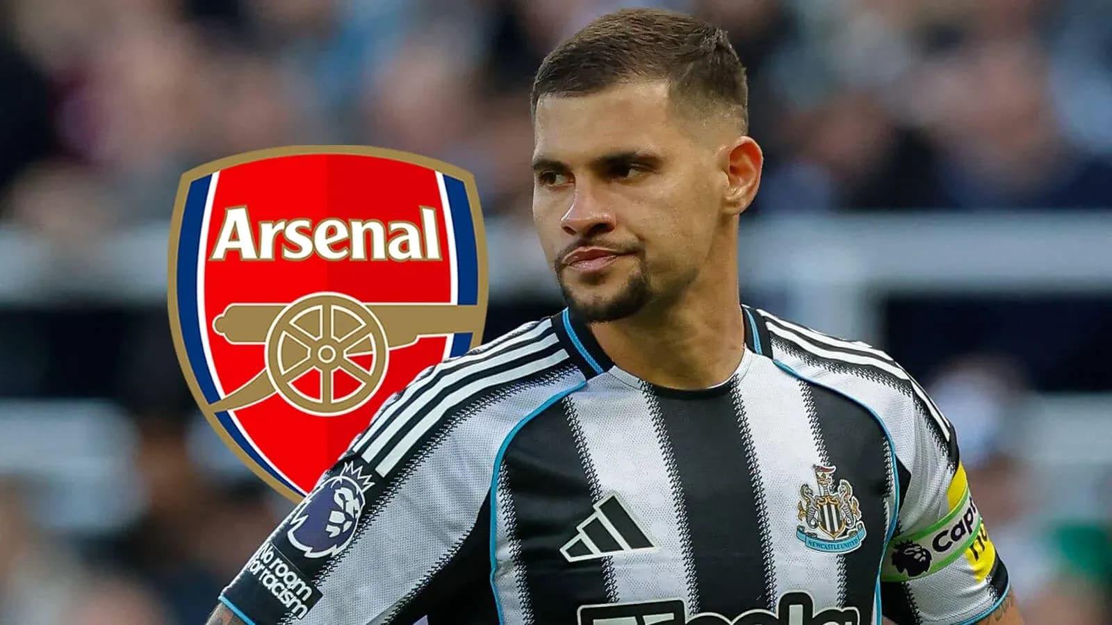 Jugador de Newcastle con camiseta a rayas en primer plano