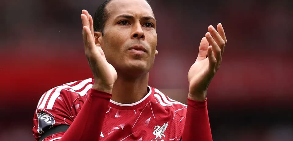 Jugador aplaudiendo en el estadio de Liverpool