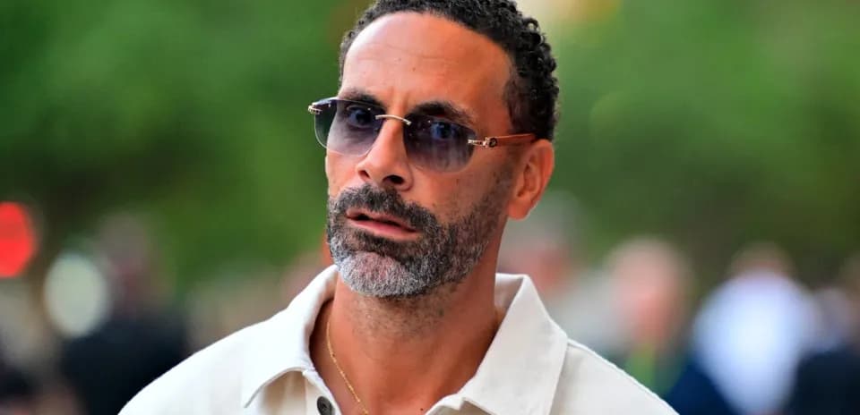 Hombre con gafas de sol y camisa blanca