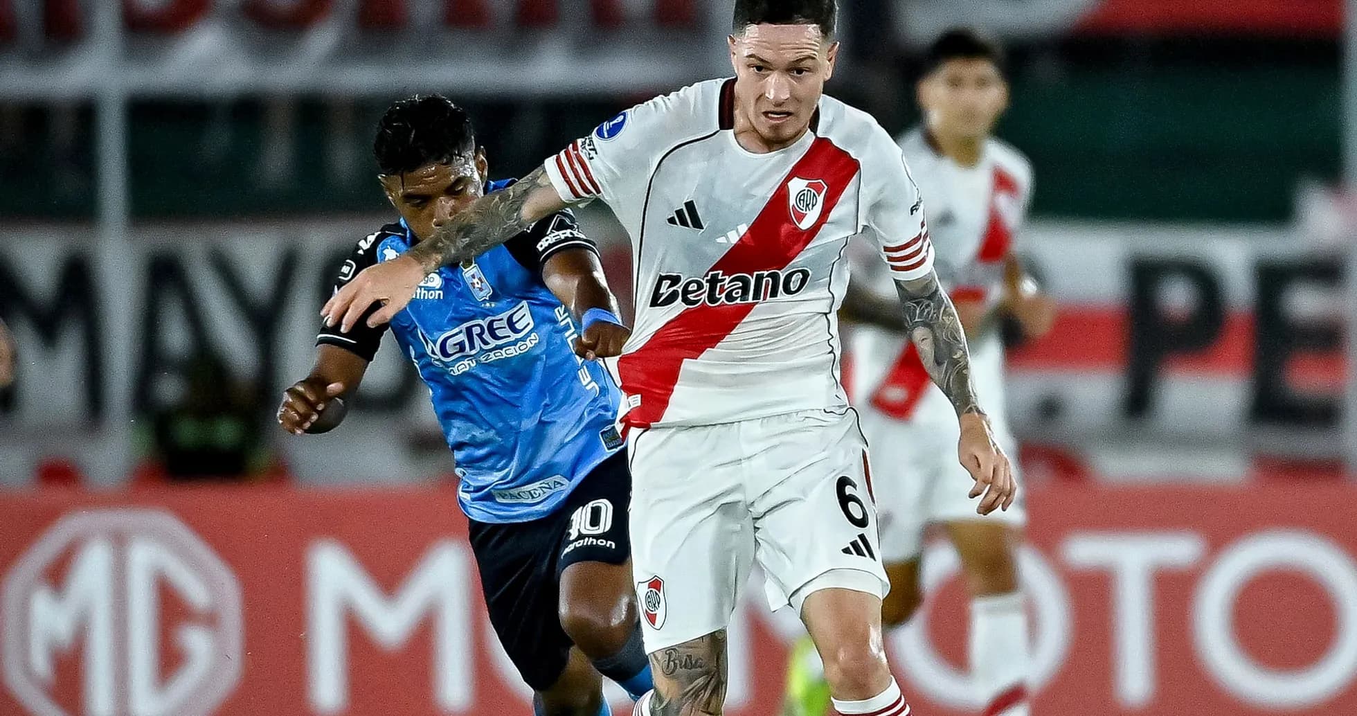 Jugador de River Plate esquivando a un oponente