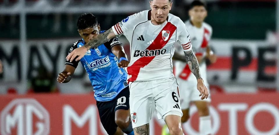 Jugador de River Plate esquivando a un oponente