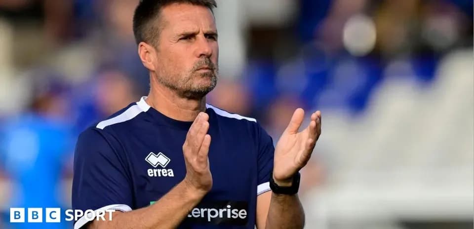 Entrenador aplaudiendo desde la línea de banda