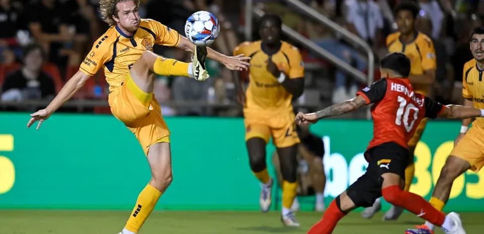 Jugador en acción durante partido de fútbol