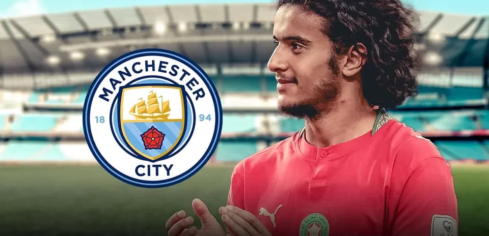 Jugador de Manchester City en campo con camiseta roja