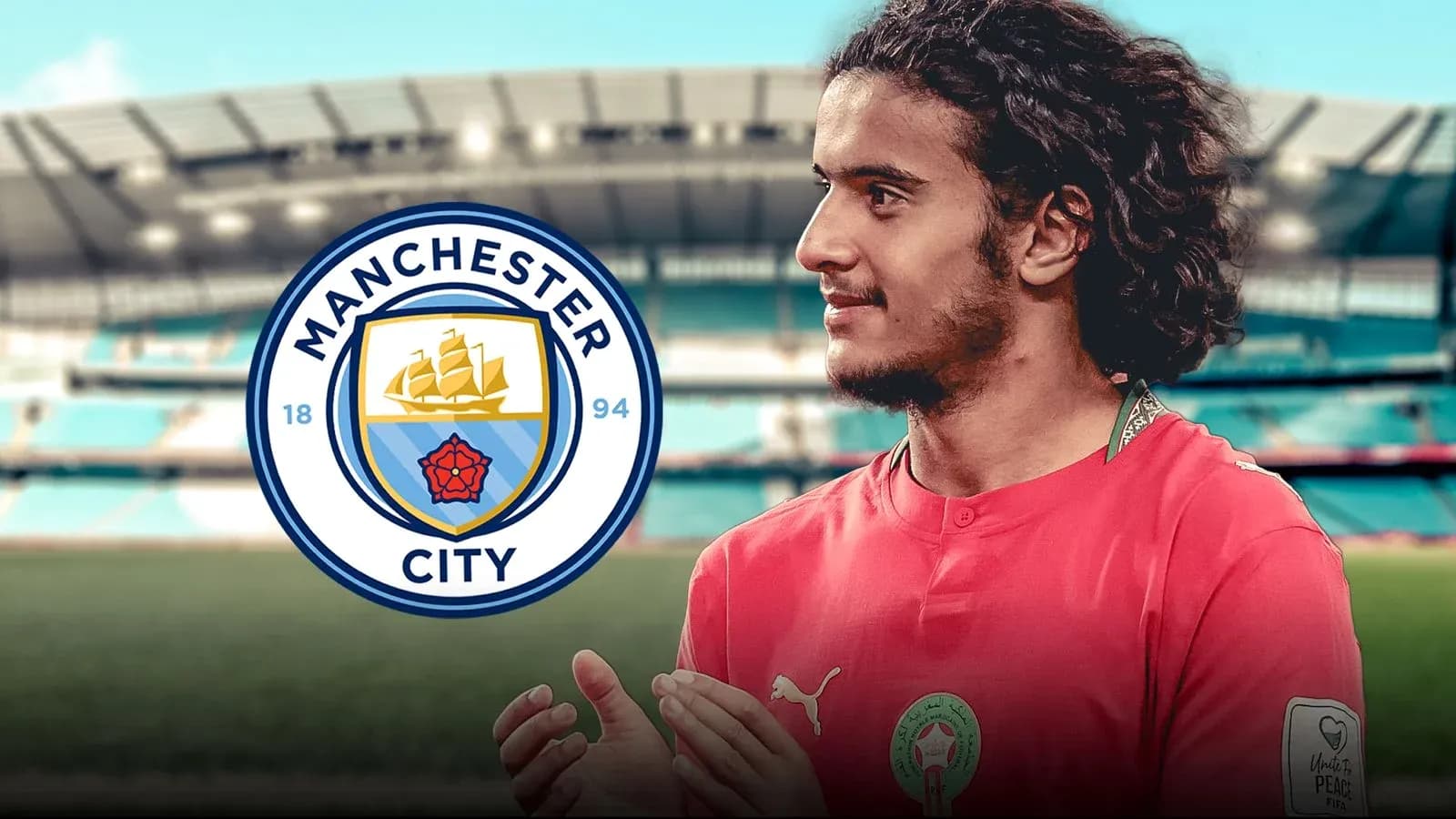 Jugador de Manchester City en campo con camiseta roja