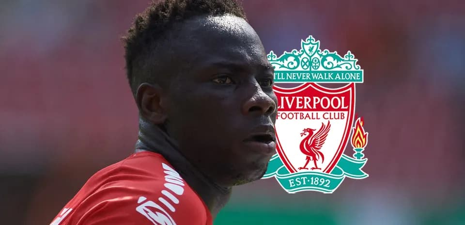 Jugador de Liverpool en primer plano durante un partido