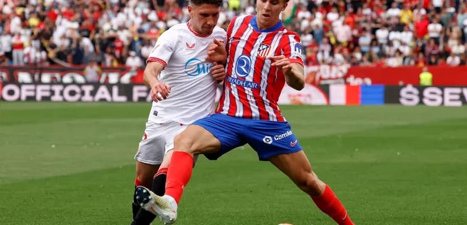 Dos jugadores compitiendo por el balón en La Liga
