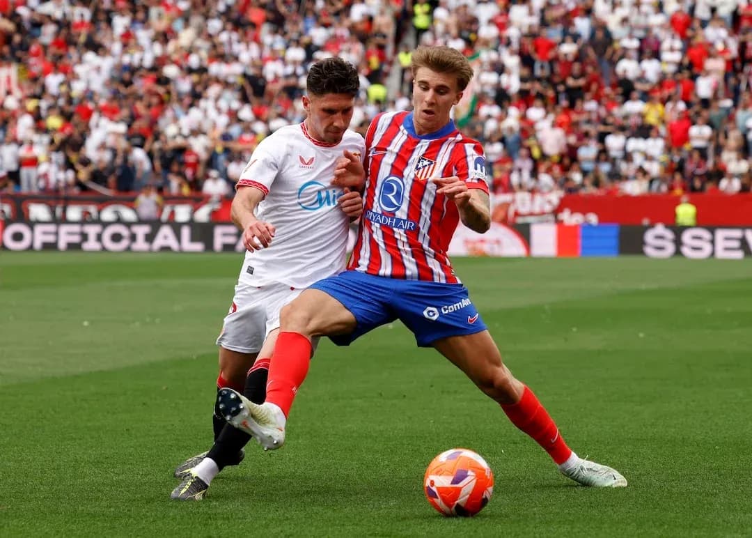 Dos jugadores compitiendo por el balón en La Liga