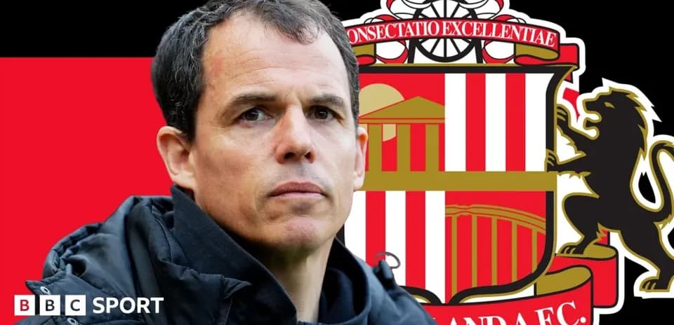 Entrenador frente al escudo del Sunderland A.F.C.
