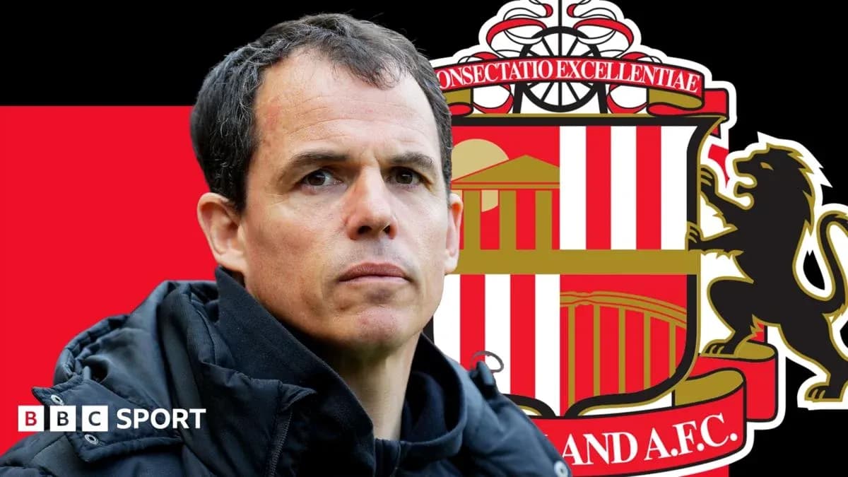 Entrenador frente al escudo del Sunderland A.F.C.