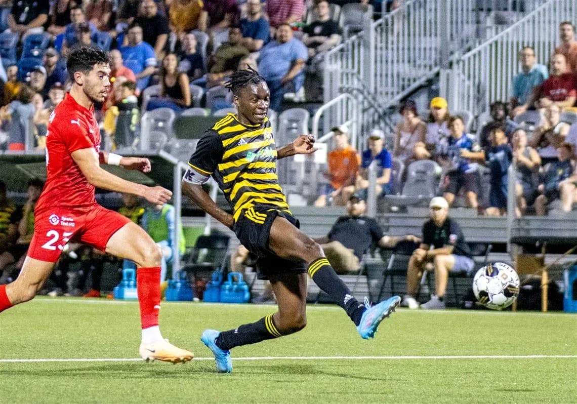 Jugador de Pittsburgh Riverhounds en acción