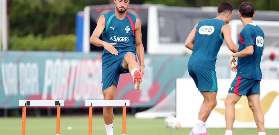 Jugador saltando sobre obstáculos en entrenamiento