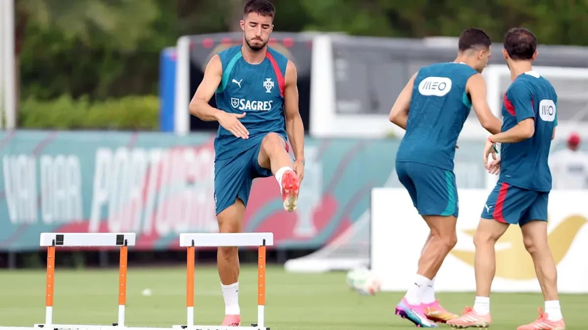 Jugador saltando sobre obstáculos en entrenamiento