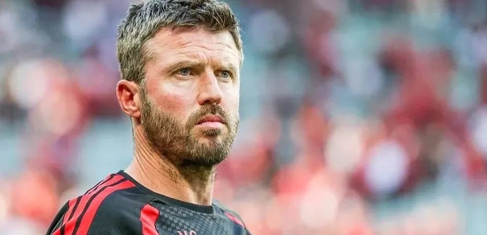 Entrenador observando el partido desde la línea lateral
