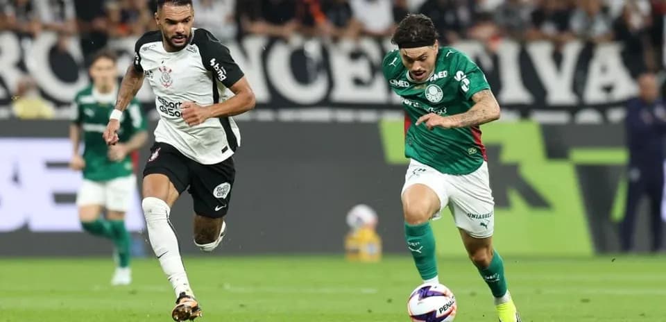 Jugadores de Palmeiras y Corinthians en acción