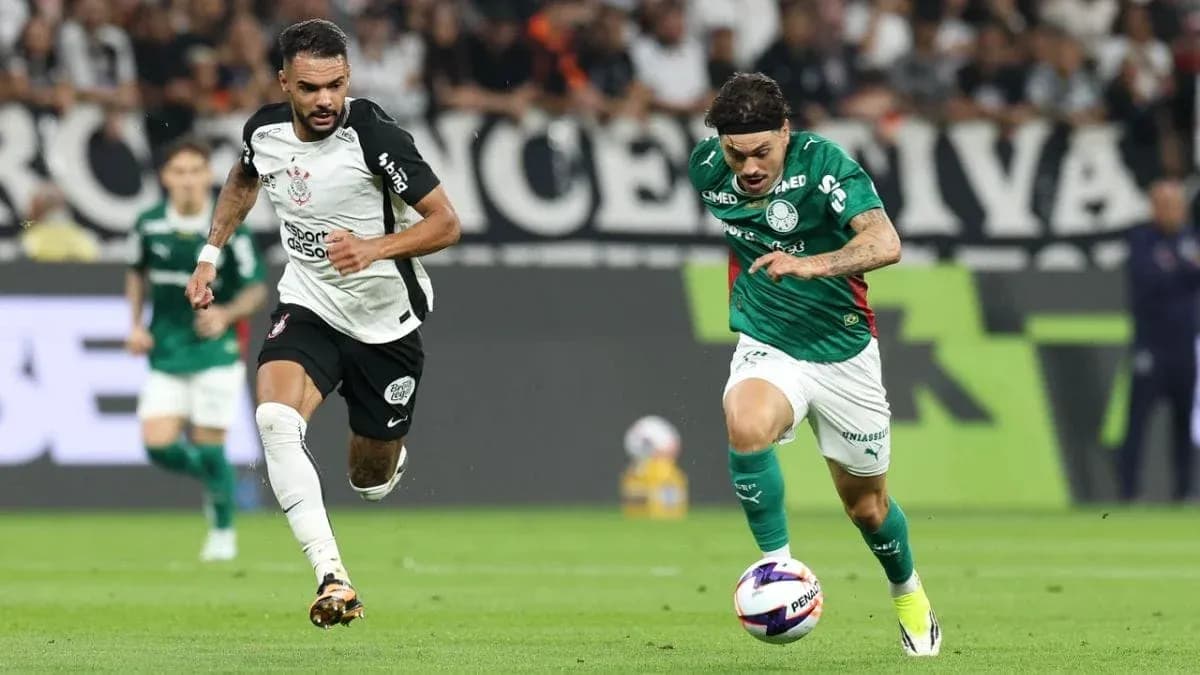 Jugadores de Palmeiras y Corinthians en acción