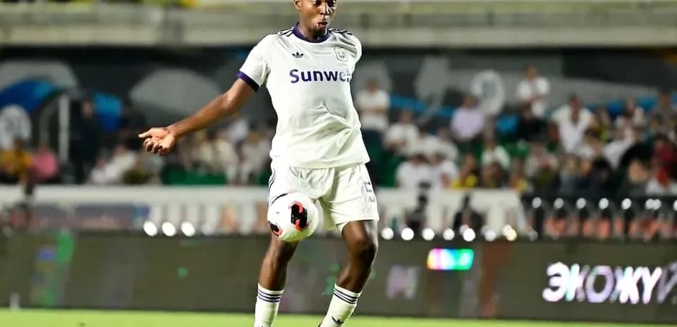 Jugador de Anderlecht en acción durante el partido