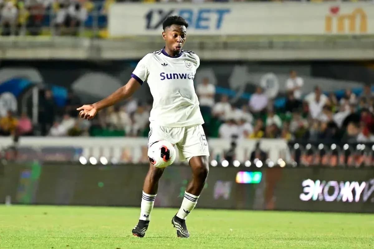 Jugador de Anderlecht en acción durante el partido