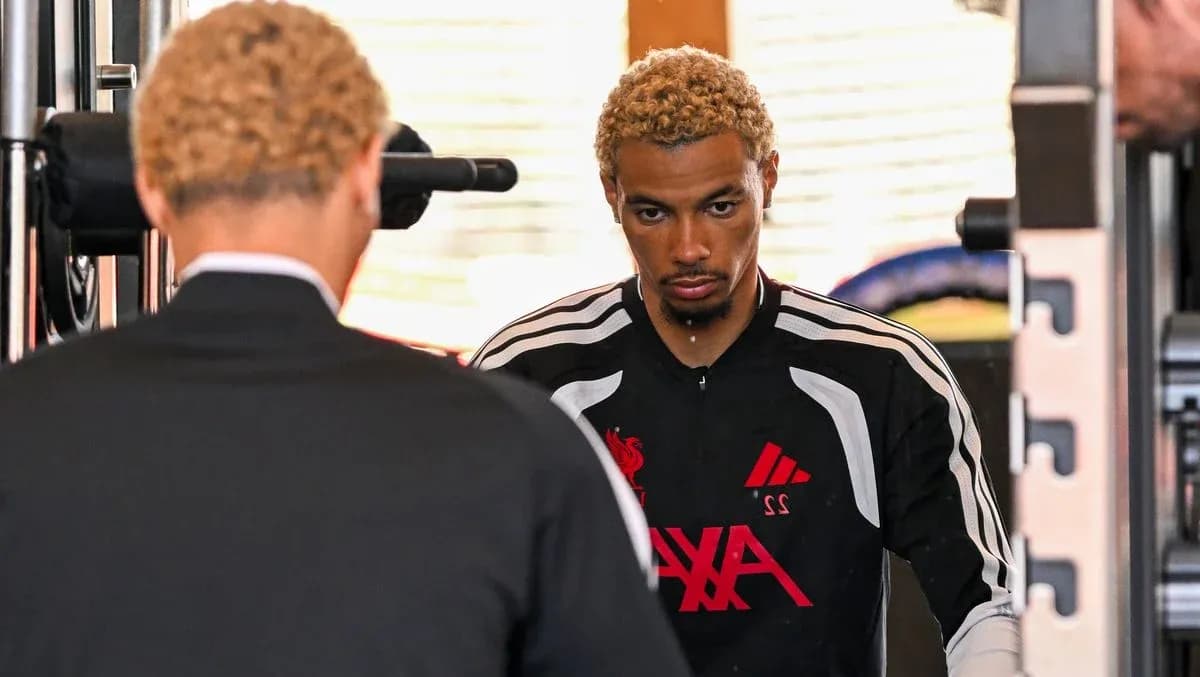 Jugador entrenando en gimnasio con equipo de Liverpool