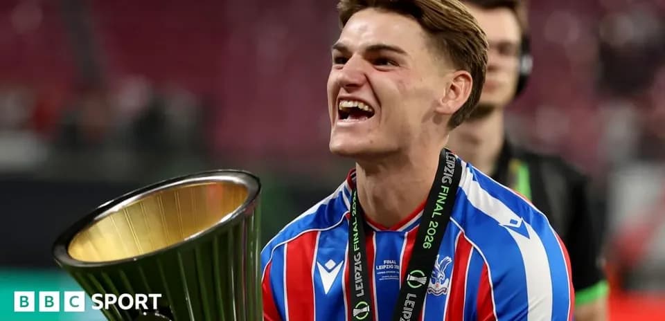 Jugador levantando trofeo en celebración tras partido