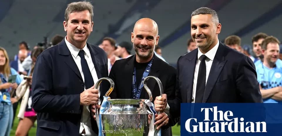 Tres hombres sosteniendo el trofeo de la Champions League