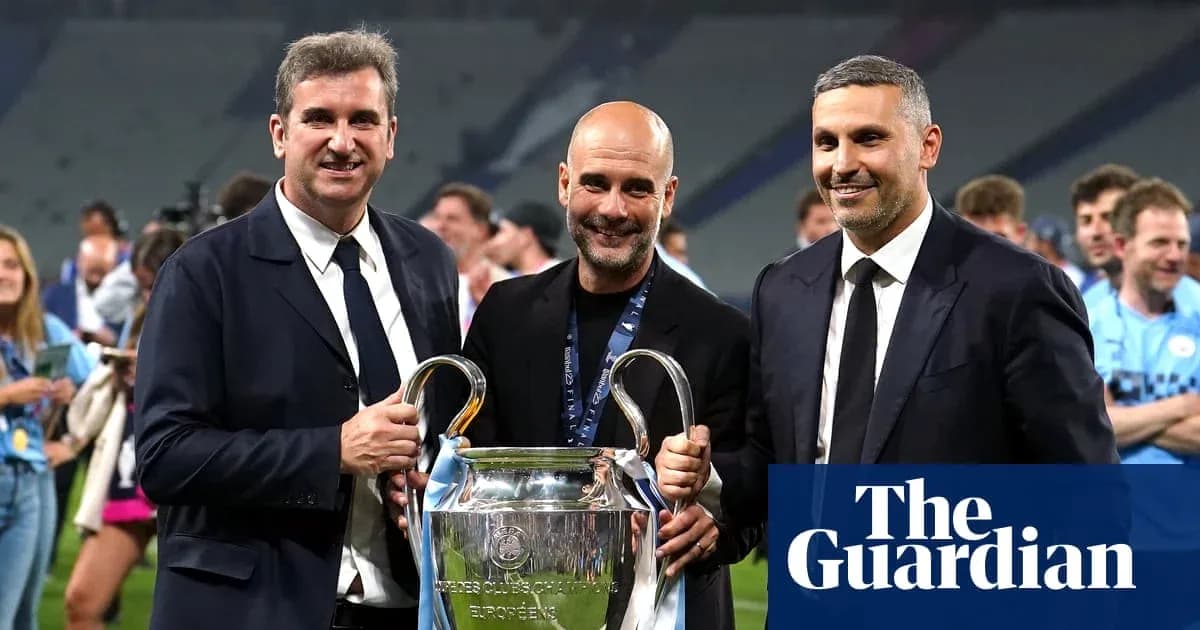 Tres hombres sosteniendo el trofeo de la Champions League