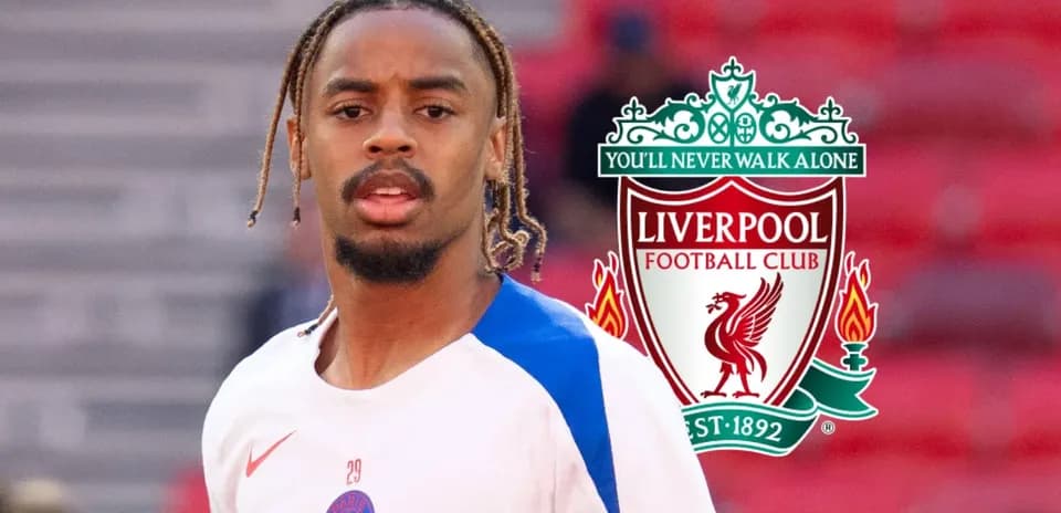 Jugador de PSG durante calentamiento con escudo de Liverpool