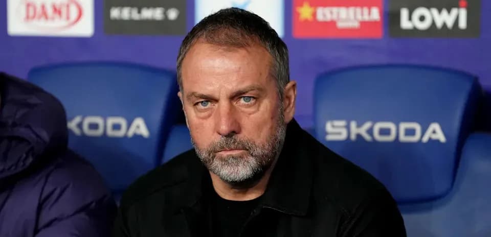 Entrenador sentado en el banquillo del estadio