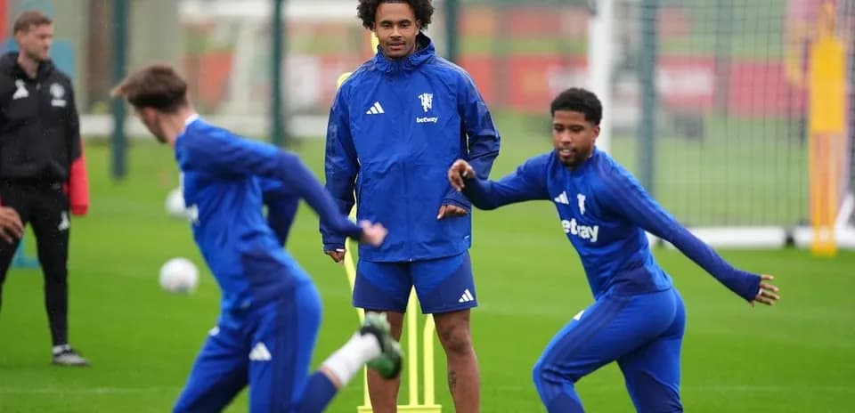 Jugadores entrenando en el campo de fútbol