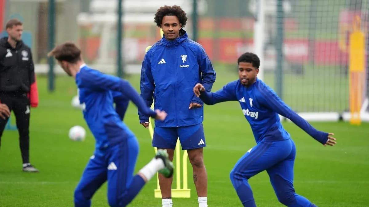 Jugadores entrenando en el campo de fútbol