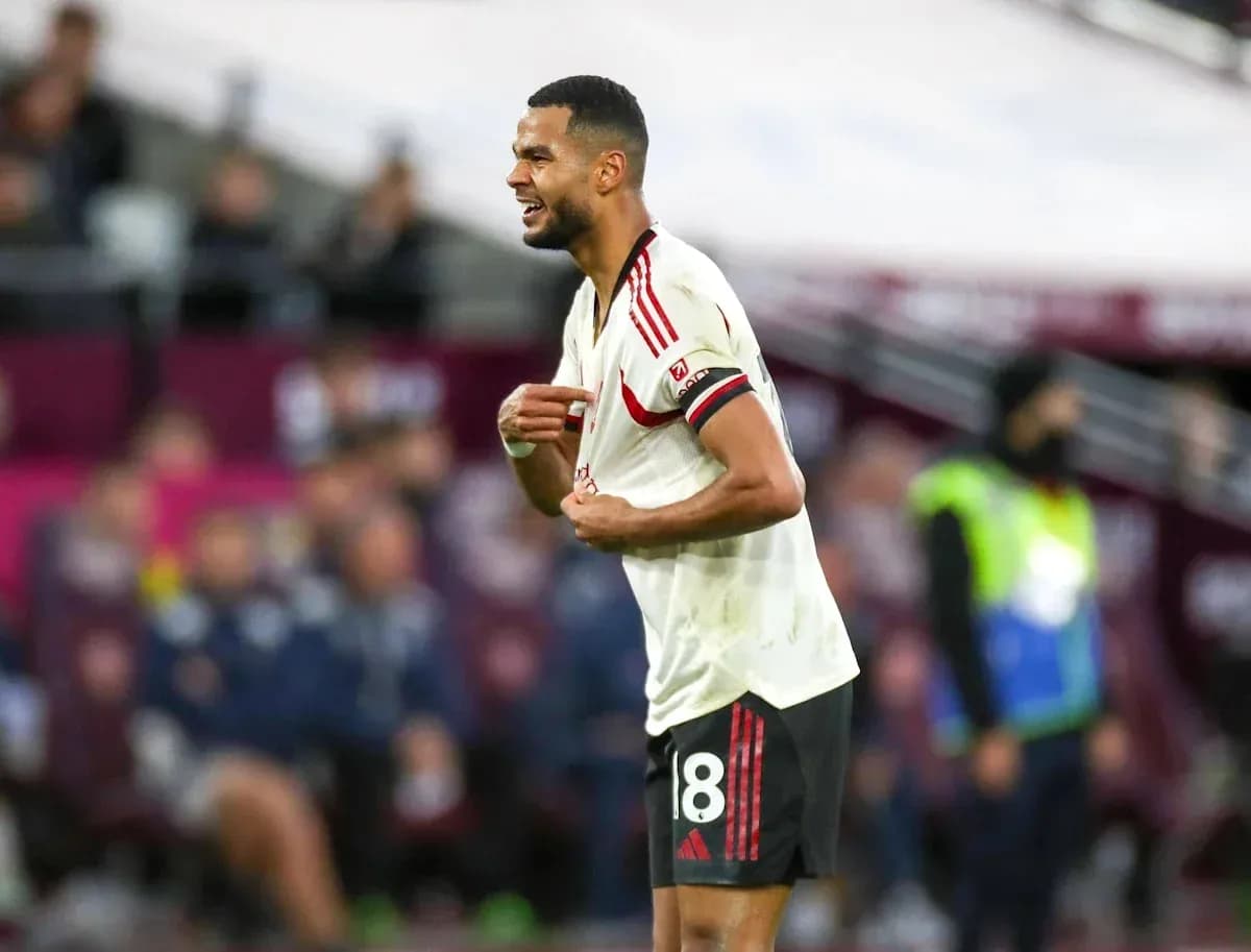 Jugador de fútbol con camiseta blanca en acción