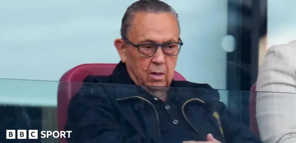 Hombre en un palco observando un evento deportivo