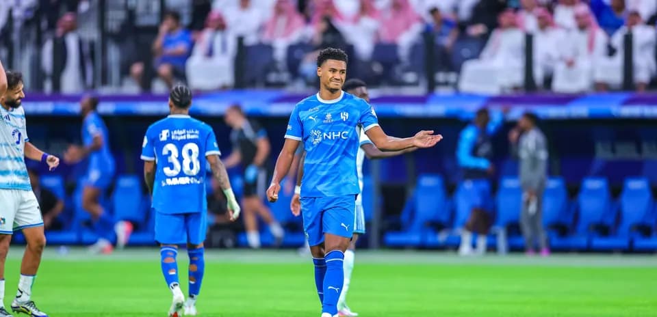 Jugador de Al Hilal señalando durante un partido
