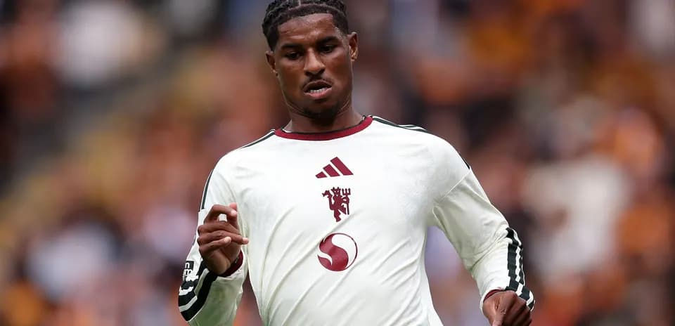 Jugador corriendo durante un partido de fútbol