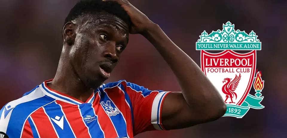 Jugador de Crystal Palace con camiseta roja y azul