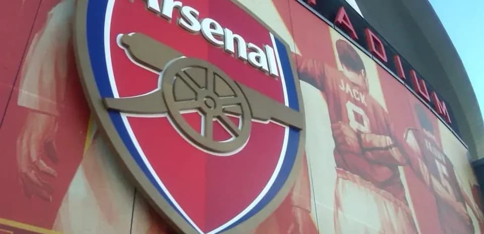 Escudo de Arsenal en la fachada del estadio