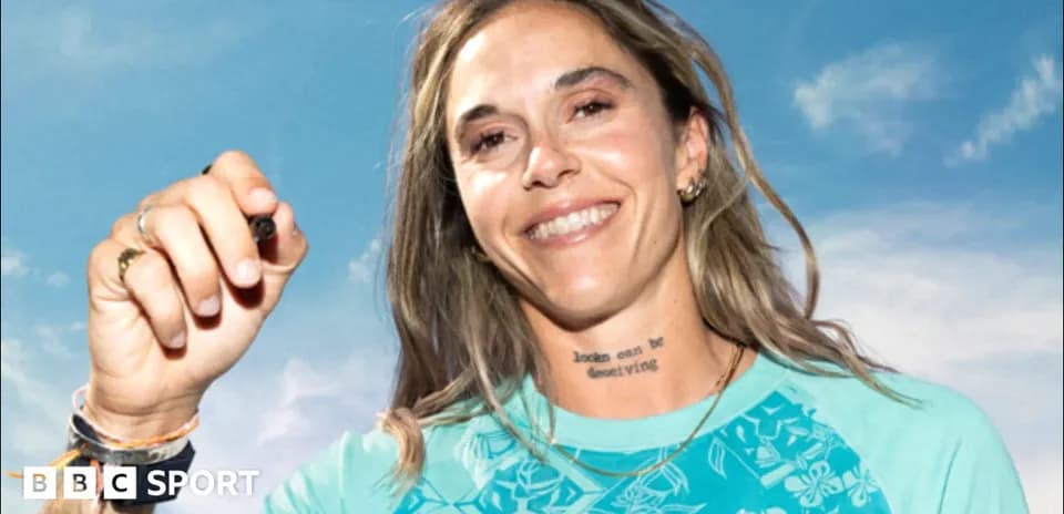 Atleta sonriente sosteniendo un marcador en el aire