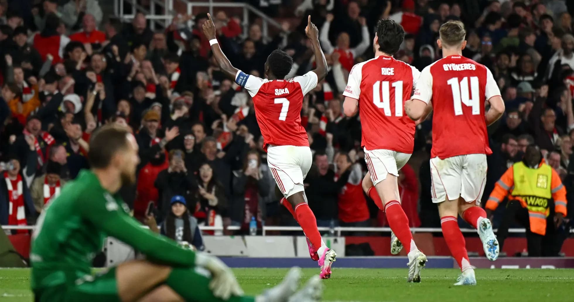 Jugador celebra un gol en el partido
