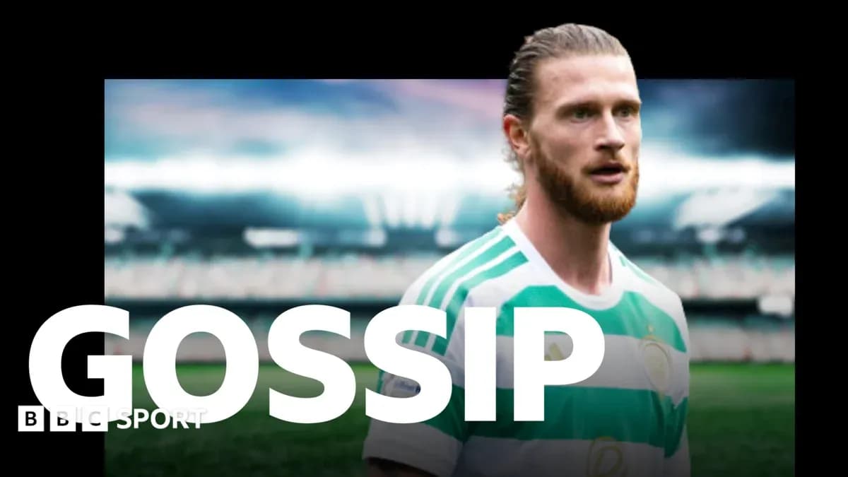 Jugador de fútbol en uniforme de Celtic en estadio