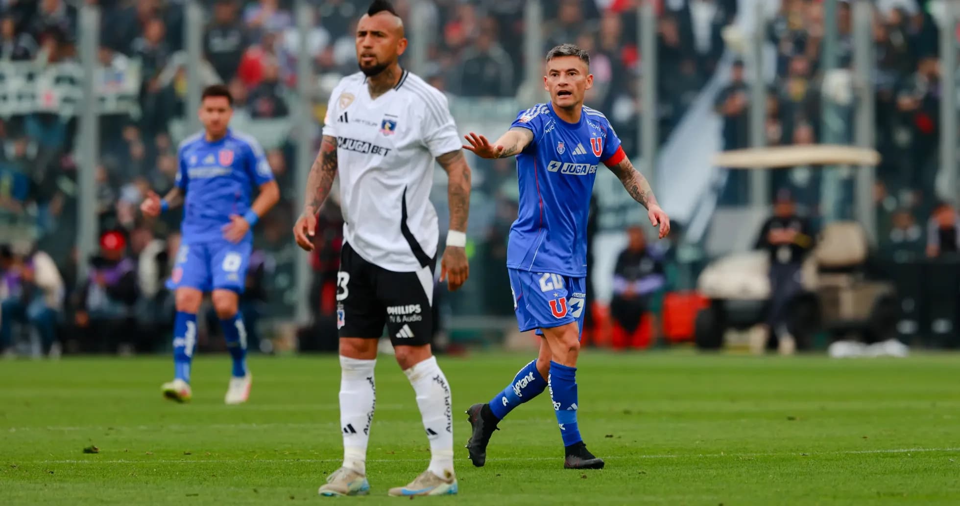 Jugadores de Universidad de Chile y Colo Colo en acción